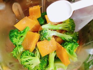 13、西兰花玉米鸡肉糕（芝士焗烤版）,放入煮好的西兰花、南瓜，放入半勺盐。