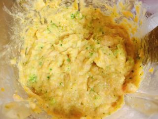15、西兰花玉米鸡肉糕（芝士焗烤版）,蔬菜鸡肉泥就打碎、搅拌好了。