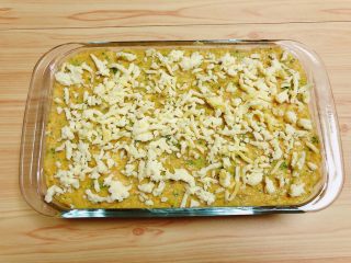 18、西兰花玉米鸡肉糕（芝士焗烤版）,再撒上一层芝士碎。放入烤箱中，上火170度，下火180度，烤20-25分钟，即可出炉。