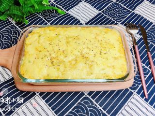 19、西兰花玉米鸡肉糕（芝士焗烤版）,烤好的西兰花玉米鸡肉糕颜色好看极了，可以撒上一些披萨碎，味道更香。