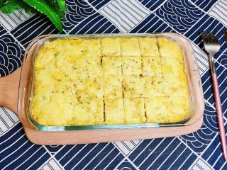 20、西兰花玉米鸡肉糕（芝士焗烤版）,用刀将鸡肉糕切成块儿装，即可食用了。