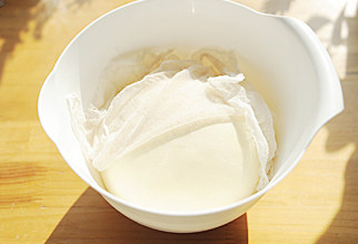 3、超级流行的爆款面包【奶酪包】 ,将揉好的面团整圆，表面铺一层湿布（也可以不铺，冬季有暖气的室内比较干），盖上保鲜膜室温发酵至原来的2倍大；