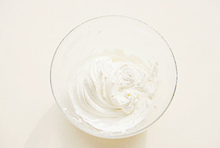 14、超级流行的爆款面包【奶酪包】 ,加入糖粉继续打，打至奶酪非常顺滑且呈轻盈的状态；