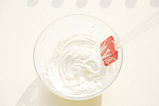 15、超级流行的爆款面包【奶酪包】 ,加入淡奶油和香草精，用电动打蛋器充分打匀制成奶酪馅；