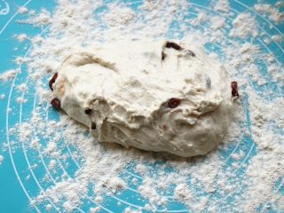 4、法棍,垫子上撒上粉，配方外粉量，把发酵好的面团用刮刀移到垫子上，表面也撒上粉，