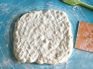 7、法棍,发酵完成，移到垫子上，撒粉，拍成片状。