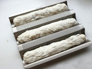 8、法棍,用刮刀分成三份，整理一下，送入法棍模具。