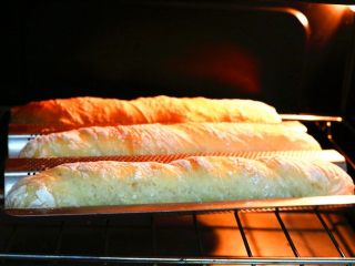 10、法棍,发酵完成，送入预热180度的烤箱，烤20分钟左右，表面变脆硬即可