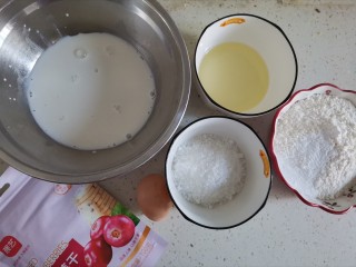 1、蔓越莓椰蓉麦芬蛋糕,称好食材备用，面粉和泡打粉称在一起