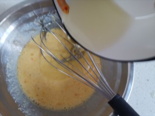 4、蔓越莓椰蓉麦芬蛋糕,加入玉米油