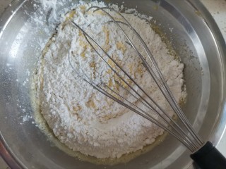 6、蔓越莓椰蓉麦芬蛋糕,筛入低筋面粉和泡打粉画“z”字搅拌均匀