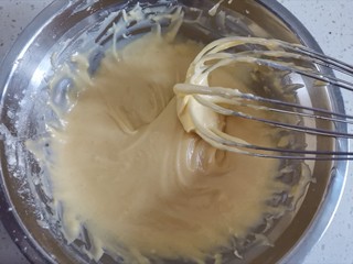 7、蔓越莓椰蓉麦芬蛋糕,搅拌均匀至无干粉颗粒成顺滑状态