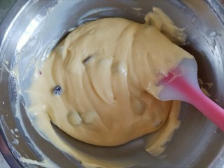 9、蔓越莓椰蓉麦芬蛋糕,翻拌均匀