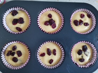 11、蔓越莓椰蓉麦芬蛋糕,挤入纸杯，上面再撒几个蔓越莓干装饰