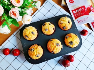 15、蔓越莓椰蓉麦芬蛋糕,烤好取出来晾凉温热可以吃了