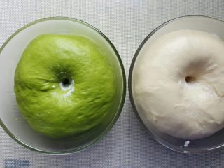 6、格子吐司(面包机版),当面团发酵至原来的二倍大时,中间戳洞不回缩就发酵好了