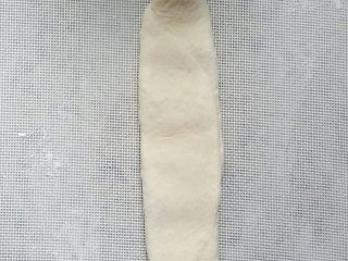 9、格子吐司(面包机版),取一份面团,再擀长