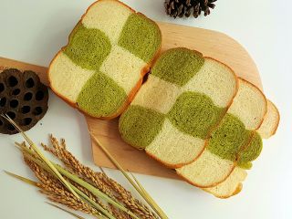 13、格子吐司(面包机版),设置面包机,烧色中,烤制40分钟,出炉。