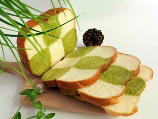 14、格子吐司(面包机版),出炉后,放温凉,切片,有木有很漂亮啊?喜欢!!!