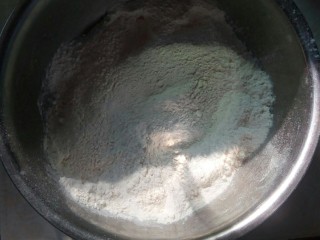 2、美味小甜饼,将面粉和自发粉混合。