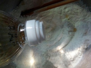 3、美味小甜饼,调入葵花油。