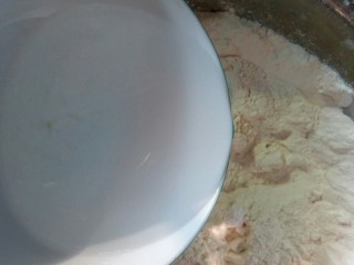 4、美味小甜饼,加入适量清水。