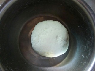 5、美味小甜饼,揉制成水油面团。