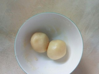 7、美味小甜饼,揉制成油面团。