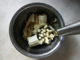 9、美味小甜饼,将香蕉压成泥。