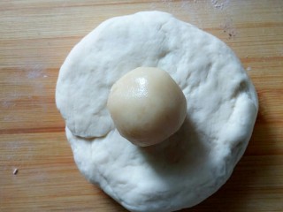 11、美味小甜饼,将水油面包油面成包子状，压成面皮，擀成鸭舌状。