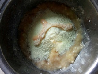 10、美味小甜饼,加奶粉和炼乳调成香蕉酱。