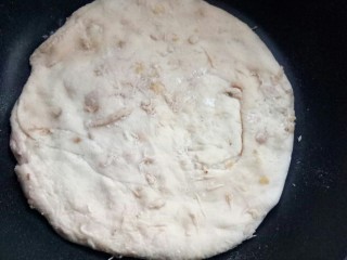 15、美味小甜饼,压成饼放入平底锅烘焙。