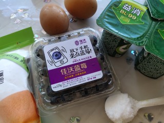 1、酸奶芝士蛋糕,准备原料