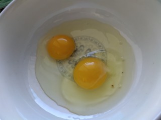 2、酸奶芝士蛋糕,鸡蛋打入碗里