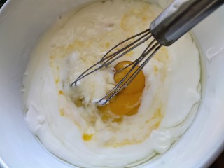 3、酸奶芝士蛋糕,倒入酸奶充分拌匀