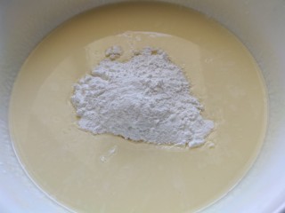 4、酸奶芝士蛋糕,放入玉米淀粉充分拌匀