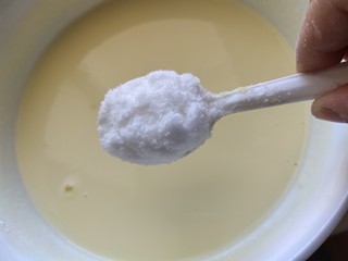 5、酸奶芝士蛋糕,放入白糖充分拌匀