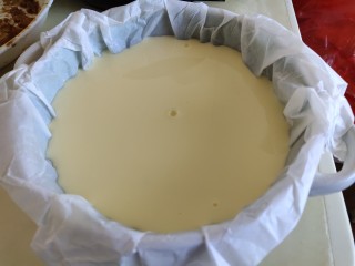 6、酸奶芝士蛋糕,烤碗铺上油纸，倒入鸡蛋酸奶糊