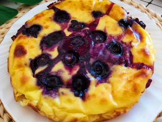 10、酸奶芝士蛋糕,蓝莓要烤到爆浆