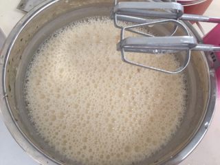8、章鱼小丸子,然后将全部蛋水倒入，再用打蛋器搅拌均匀