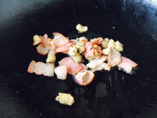 5、上班族的最爱 快手 黑胡椒意面,当培根颜色变白，边上有点打卷时放入牛肉粒炒两下。