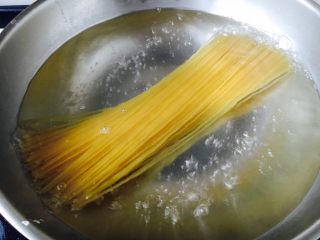 15、上班族的最爱 快手 黑胡椒意面,温馨提示：如果您用的是图中这种大锅，水开后直接把意面放入煮即可。