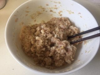 2、鲜肉包子,加盐、生抽、糖用筷子顺时针搅拌，搅拌的时候分次少量加水搅拌，肉馅搅上劲入冰箱冷藏备用，这样的肉馅做出来的包子咬开的时候有汤汁。