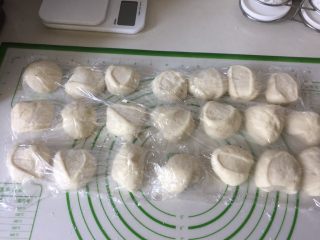 5、鲜肉包子,案板上撒少许面粉，面剂子盖保鲜膜静置醒发15分钟。