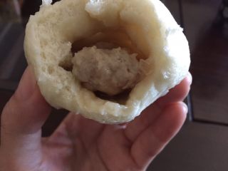 11、鲜肉包子,咬开一口汤汁就出来了。