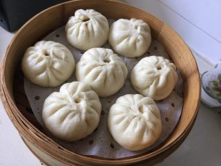 9、鲜肉包子,比没蒸之前是不是大了很多，所以一定要留出间距。