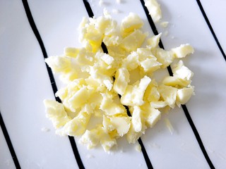 2、早餐＋火腿肉松面包,黄油室温融化，切成碎块备用