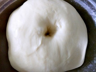 4、早餐＋火腿肉松面包,放在大约25摄氏度的环境下发酵至两倍大