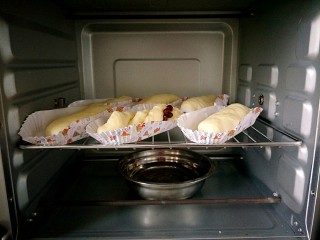 8、早餐＋火腿肉松面包,面包整形完毕后放进烤箱，下面放一碗热水，二次发酵