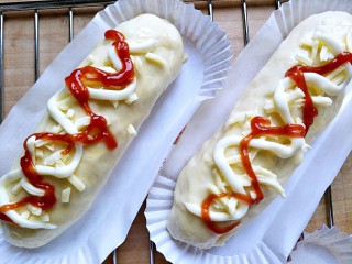 11、早餐＋火腿肉松面包,均匀的挤上沙拉酱和番茄酱，挤粗一点